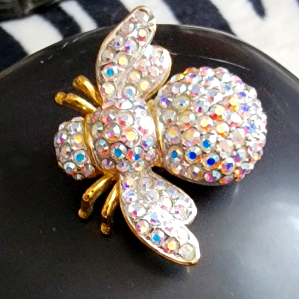 Joan Rivers bee pin